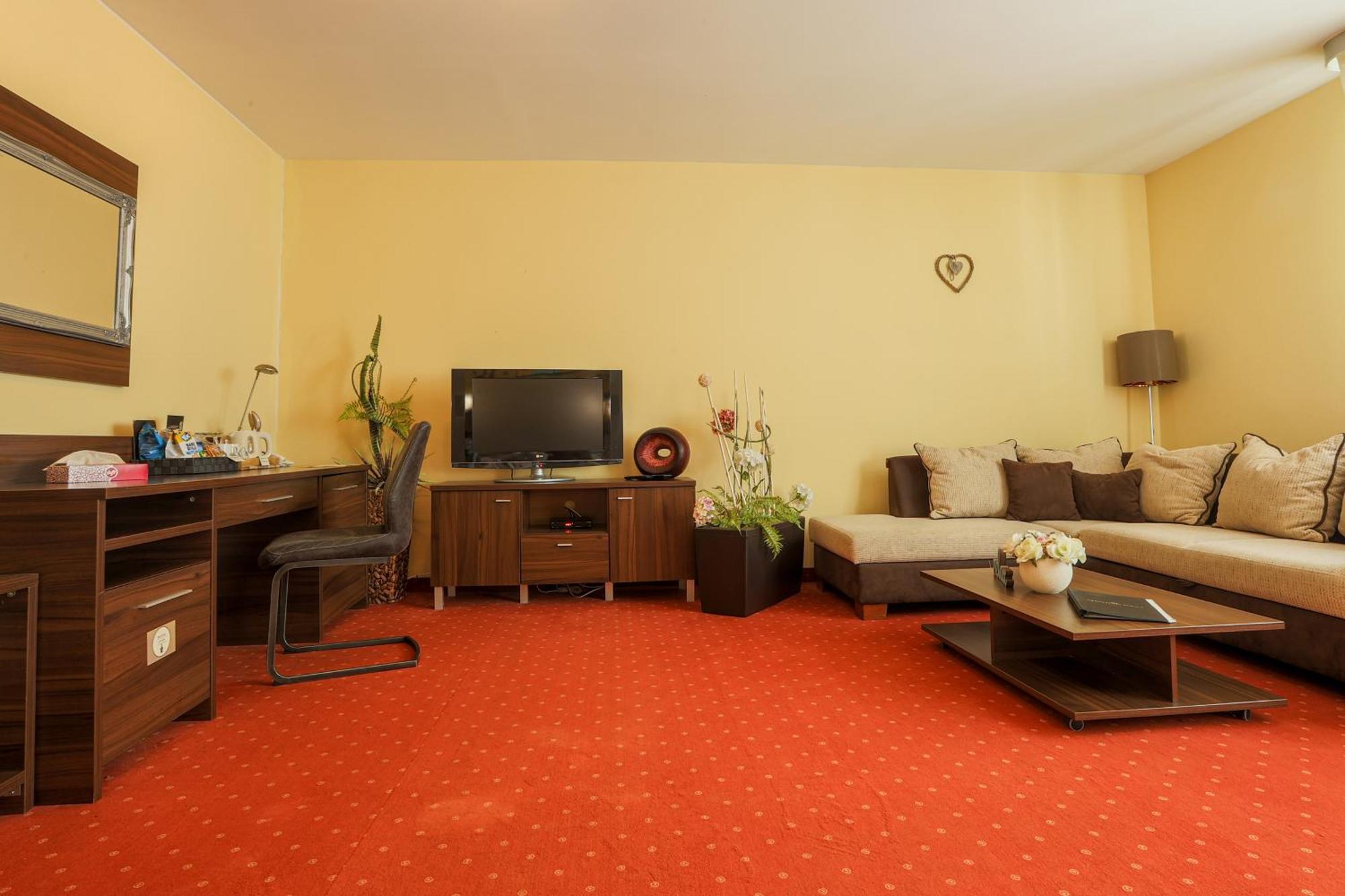 Grand Hotel Senica, Garni Kültér fotó