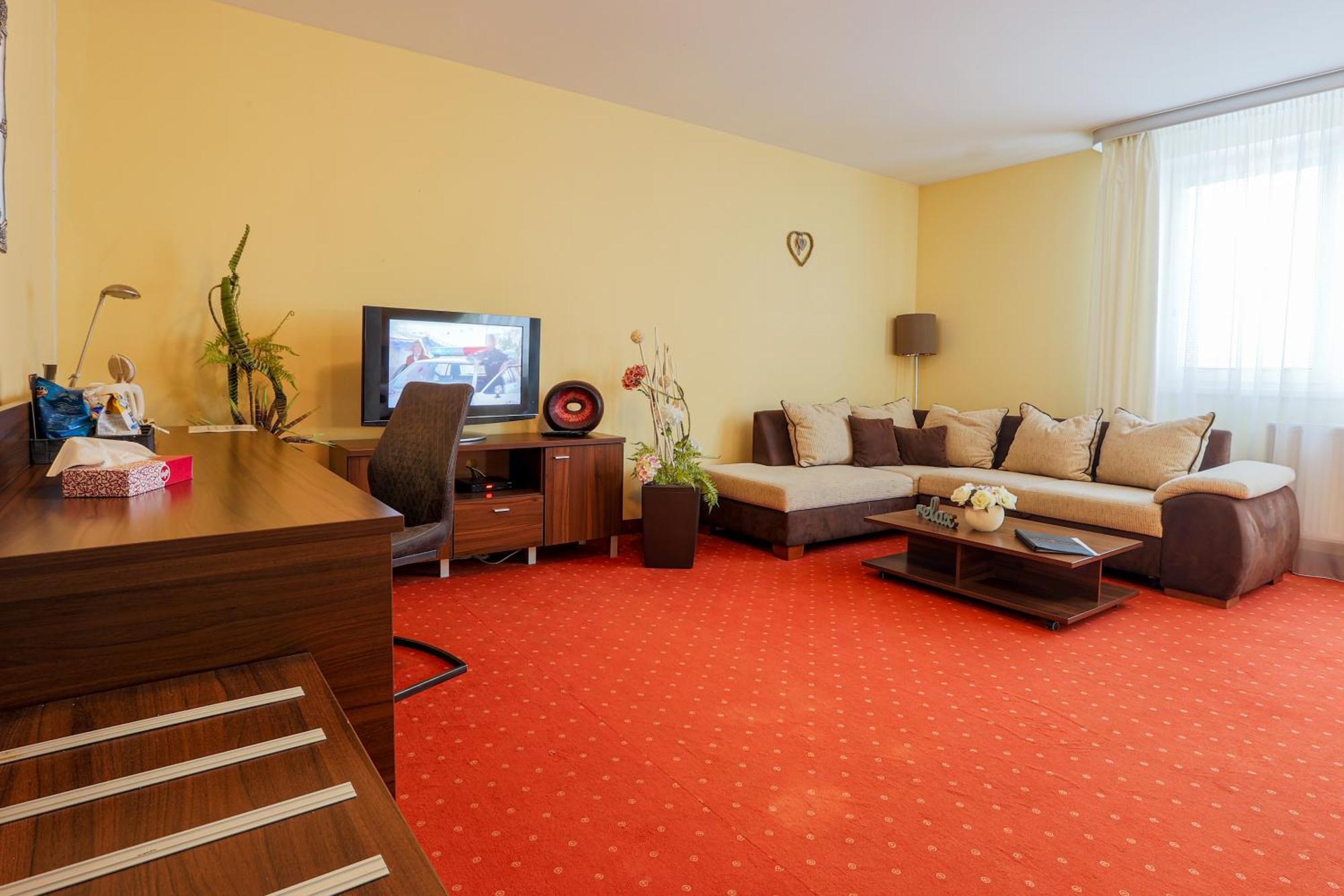 Grand Hotel Senica, Garni Kültér fotó