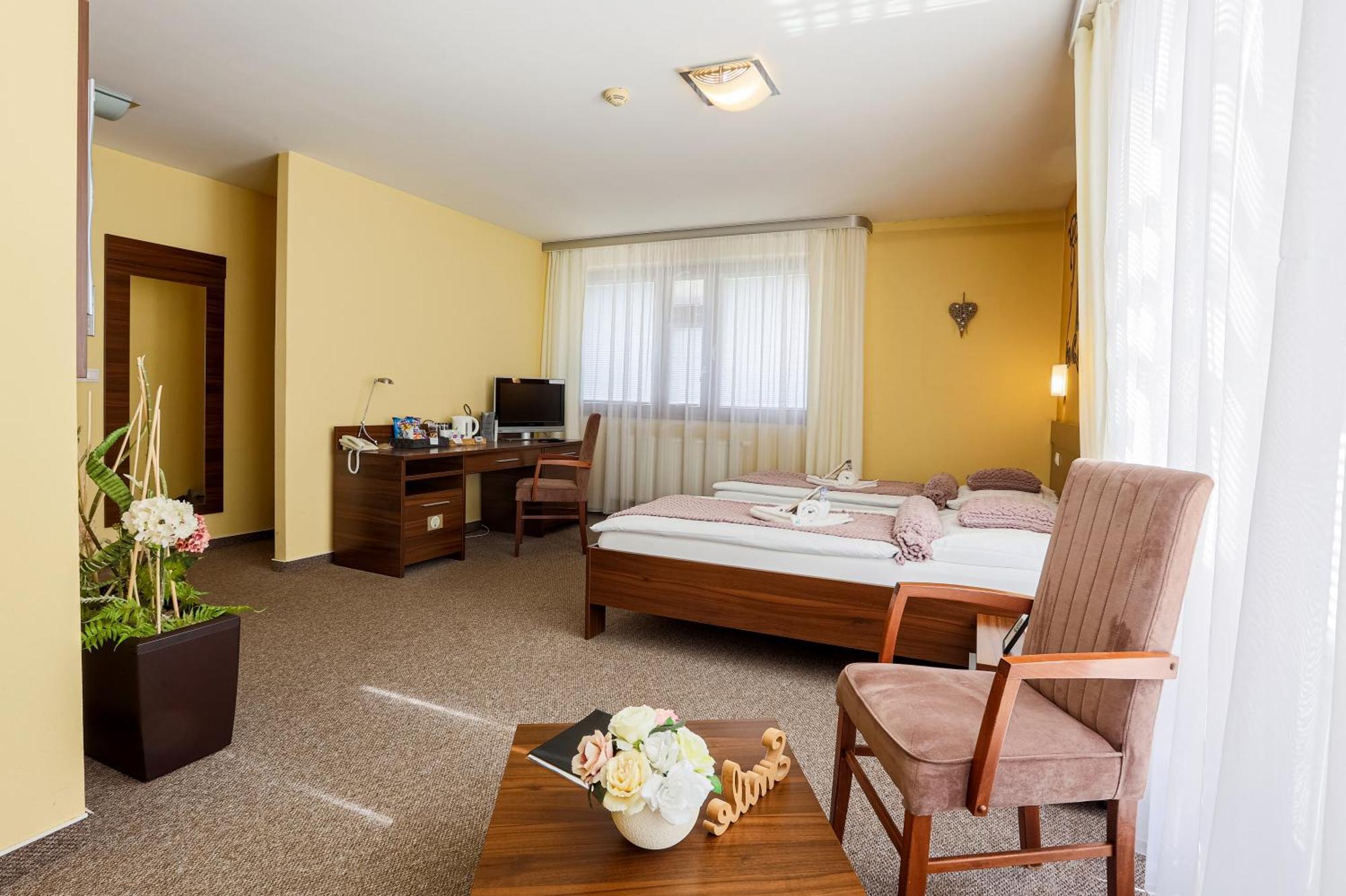 Grand Hotel Senica, Garni Kültér fotó